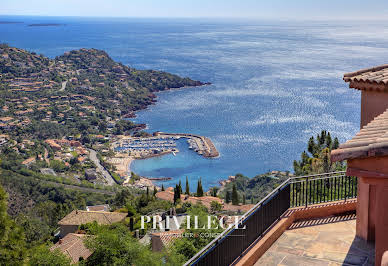 Villa avec piscine et terrasse 2