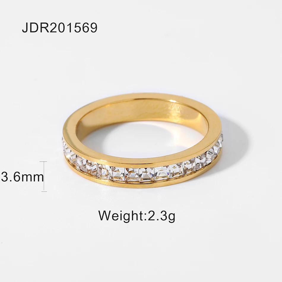 Anel francês retrô com zircônia e um único diamante incrustado, adicionando um toque de sofisticação e brilho ao seu visual com design clássico.