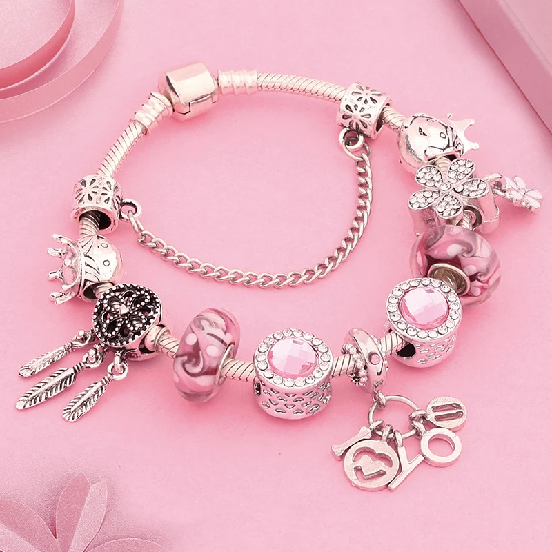 Pulseira feminina fashion com contas de vidro românticas, acessório charmoso para mulheres que buscam um toque elegante e delicado no visual do dia a dia.