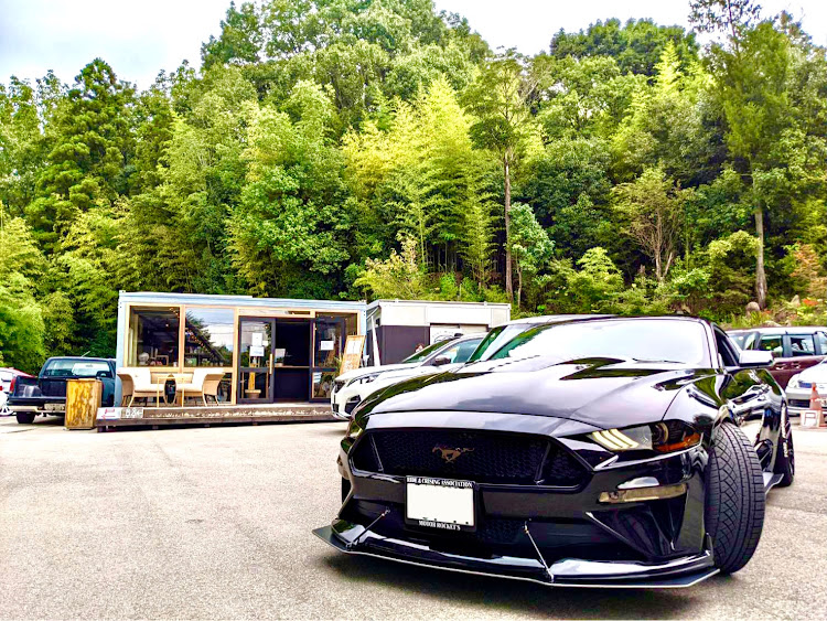 マスタングのモノ　トーン　トーキョー・cafe・車屋？に関するカスタム事例の投稿画像1枚目