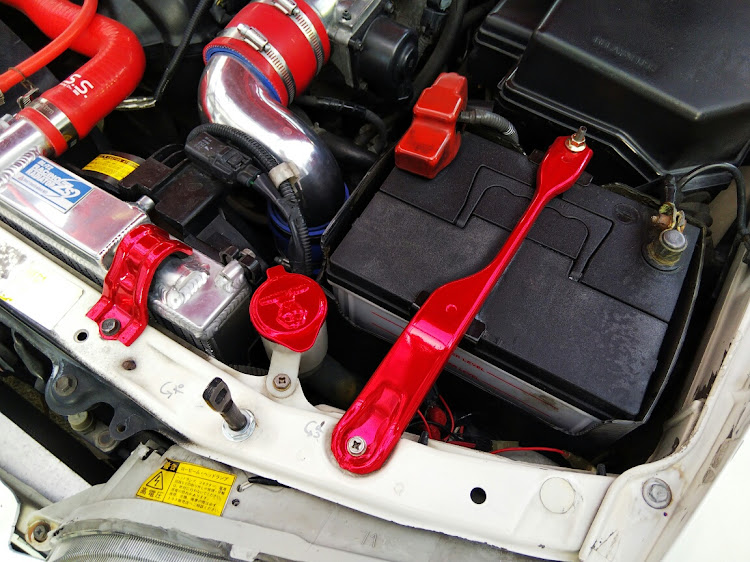 チェイサーのJZX100・チェイサー・エンジンルーム紹介・エンジンルーム・赤色増殖計画に関するカスタム事例の投稿画像3枚目