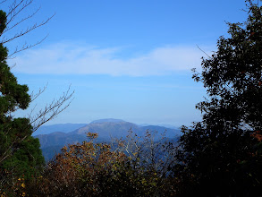 霊仙山と奥に伊吹山が重なる