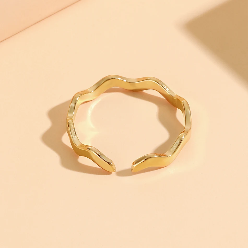 Anillo de onda simple Mobius geométrico de acero inoxidable para mujer. Elegante, duradero, y perfecto para cualquier ocasión.