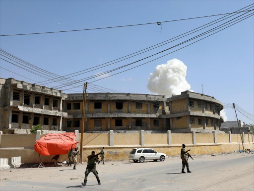 Somali security officers take position after a second explosion near the president's residence in Mogadishu, Somalia December 22, 2018. /REUTERS