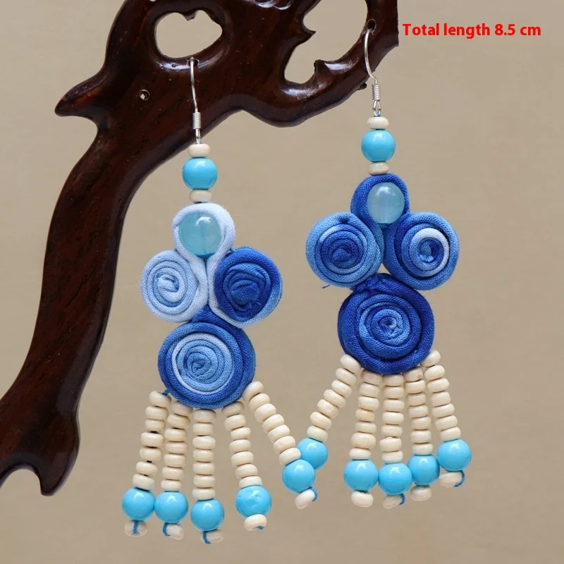 Boucles d'oreilles ethniques bleues en tissu teint à la main. Un accessoire unique et élégant, parfait pour un look bohème et sophistiqué.