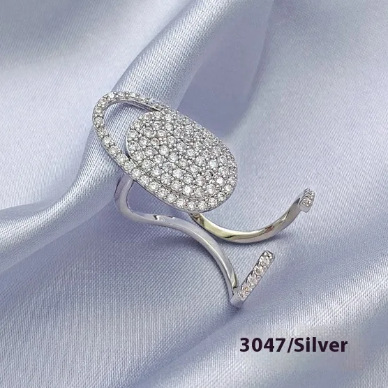Bague d'ongle femme mode Ornement de capuchon d'ongle. Sublimez vos ongles avec cet accessoire tendance qui ajoute une touche unique et sophistiquée à votre style.