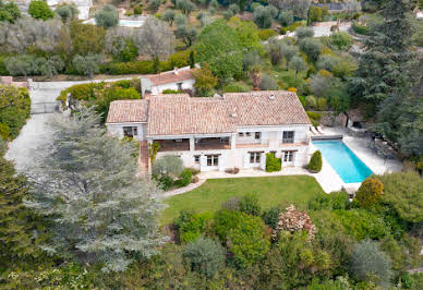 Villa with pool and garden 3