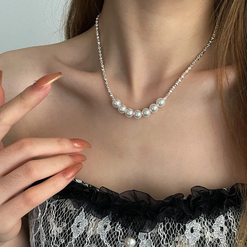 Collier de perles argentées avec petites pièces de couture perlées, un bijou élégant et raffiné pour sublimer votre tenue et accessoiriser votre look.