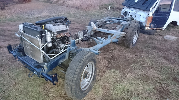ジムニーのDIY・5リンク化・廃車紹介に関するカスタム事例の投稿画像1枚目