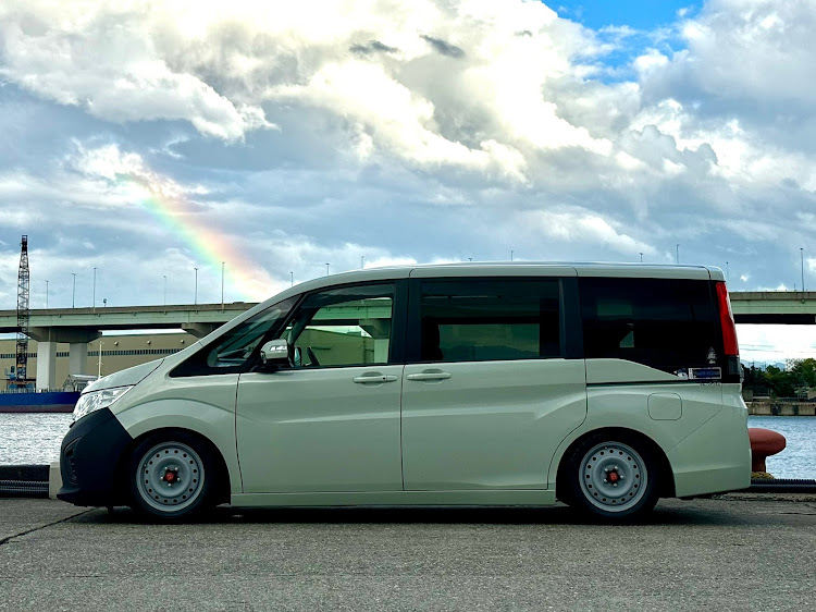 ステップワゴンのRPステップワゴン・仮想USDM・US趣向的ミニバン集まれ・車検仕様・虹とコラボに関するカスタム事例の投稿画像1枚目