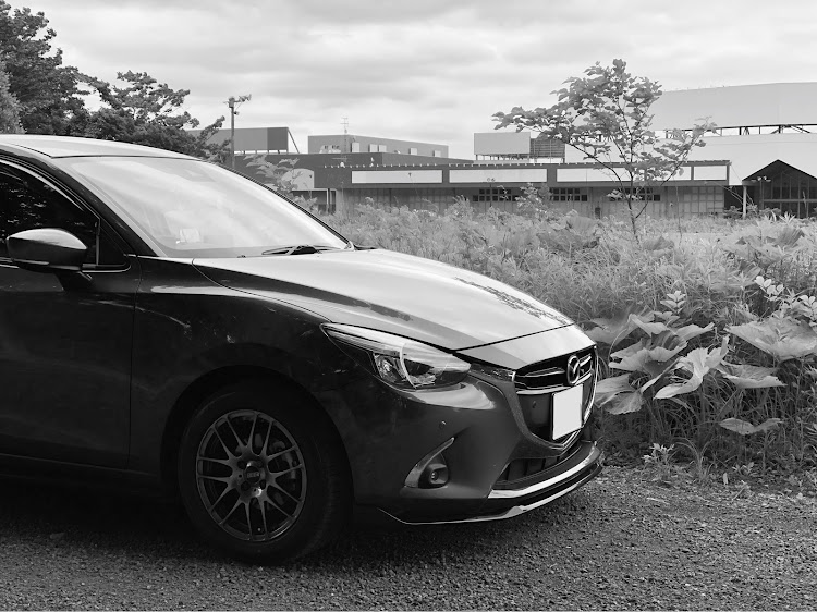 デミオの#mazdademio・廃墟とクルマ・#monochromeに関するカスタム事例の投稿画像1枚目
