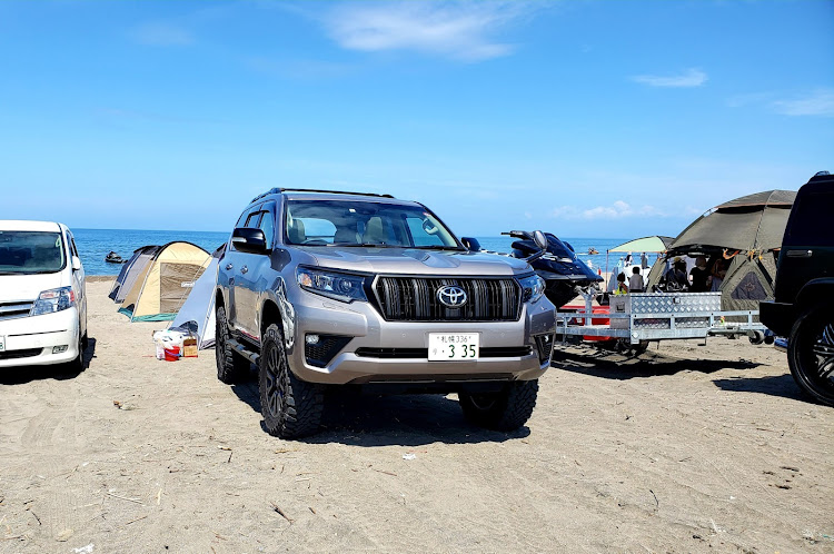 ランドクルーザープラドの夏休み・YAKIMA・ルーフラック・うみーーー！・山の日に関するカスタム事例の投稿画像1枚目