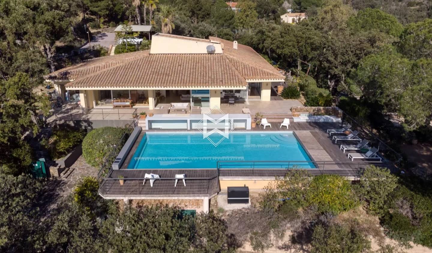 Villa avec piscine et terrasse Le Lavandou