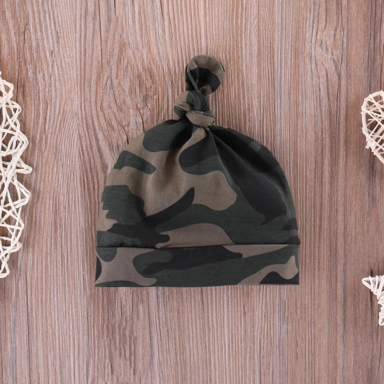 Army Green Baby Hooded Set met letters en pijlen. Comfortabel en stijlvol voor je baby, perfect voor dagelijks gebruik.