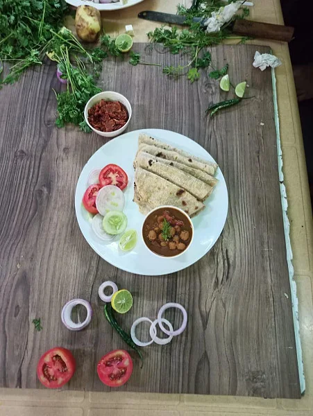 Rajma Masala, Butter Roti (5 Pcs), Salad & Lahsun Chutney