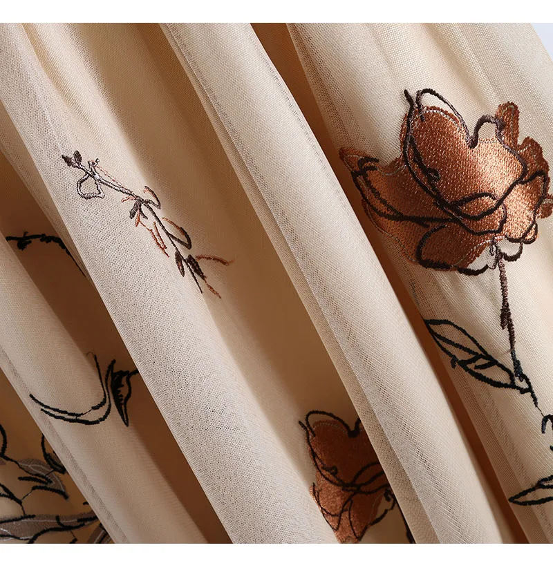 Abito donna retrò in rete ricamata, versatile e ampio, perfetto per un look elegante e confortevole. Ideale per oscillare con stile e libertà.