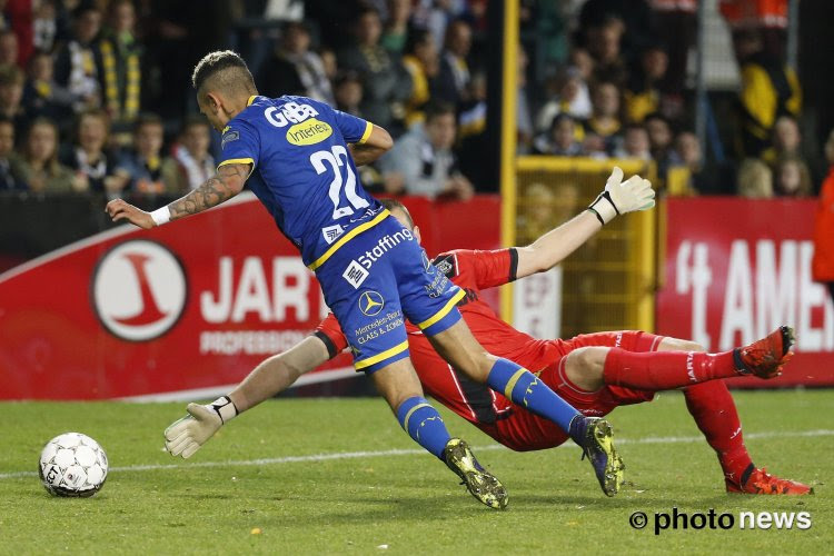 Verhulst en Edmilson kaarten na: "Hey Junior, 't was geen penalty, hé" en "Ik probeer mijn ploeg te helpen"