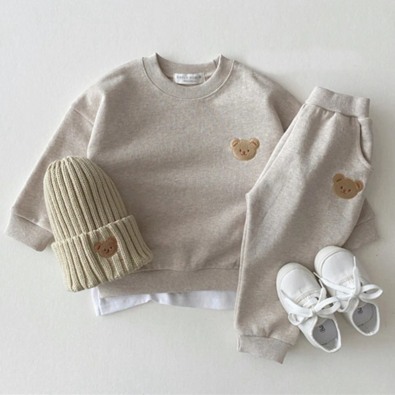 Katoenen tweedelige sportset voor pasgeborenen en kinderen met berenprint, ronde hals trui, perfect voor comfortabel spelen en bewegen van de baby.