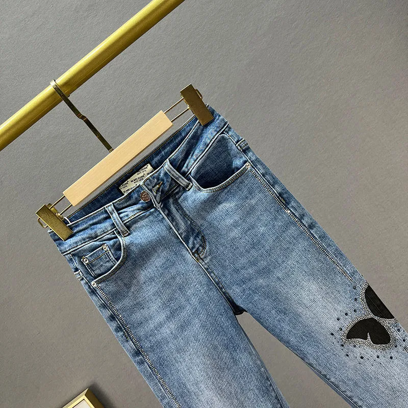 Jeans baggy taille haute vintage pour femme. Jeans amples et confortables pour un look rétro tendance. Adoptez le style vintage avec ces jeans.