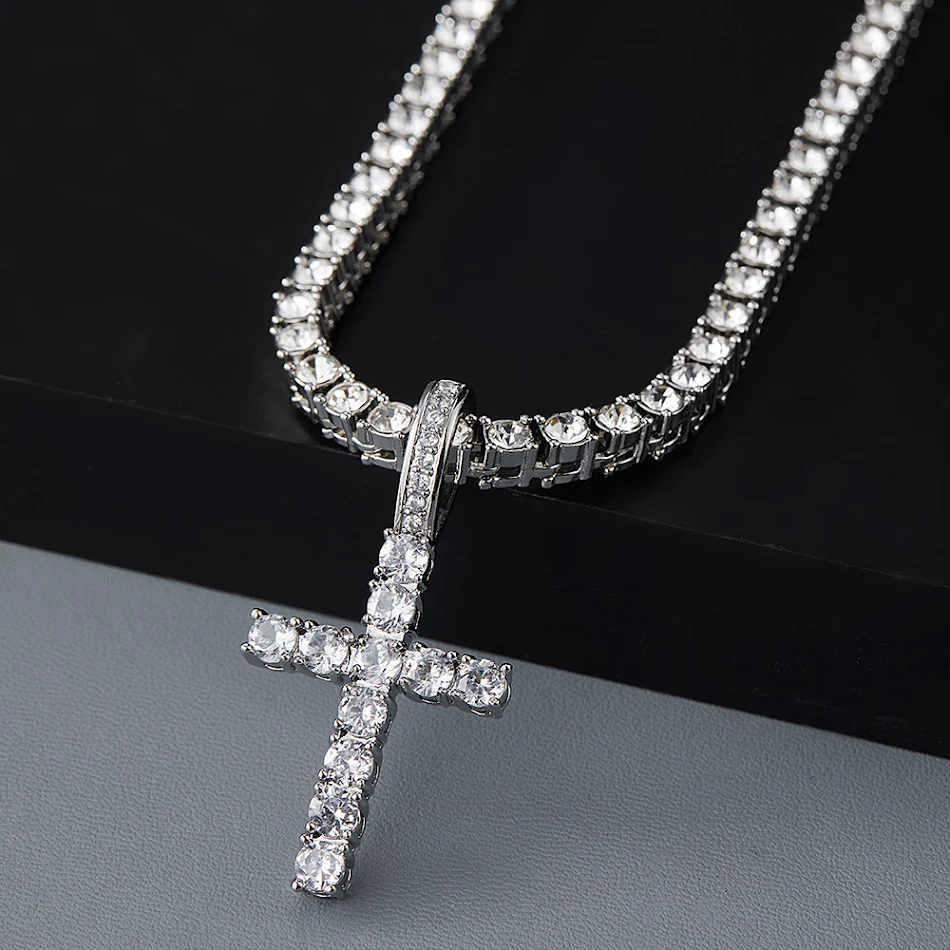 Collier Croix en Zirconium Polyvalent et Haut de Gamme, Un Bijou Raffiné pour Rehausser Votre Style au Quotidien ou en Soirée