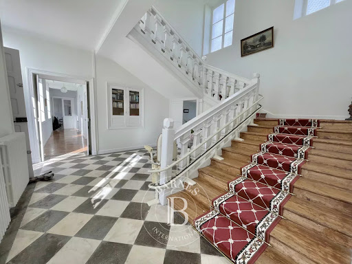 Entrance hall with staircase and carpet - Prestige house for sale in Hottot-les-Bagues, 11 rooms, 6 bedrooms