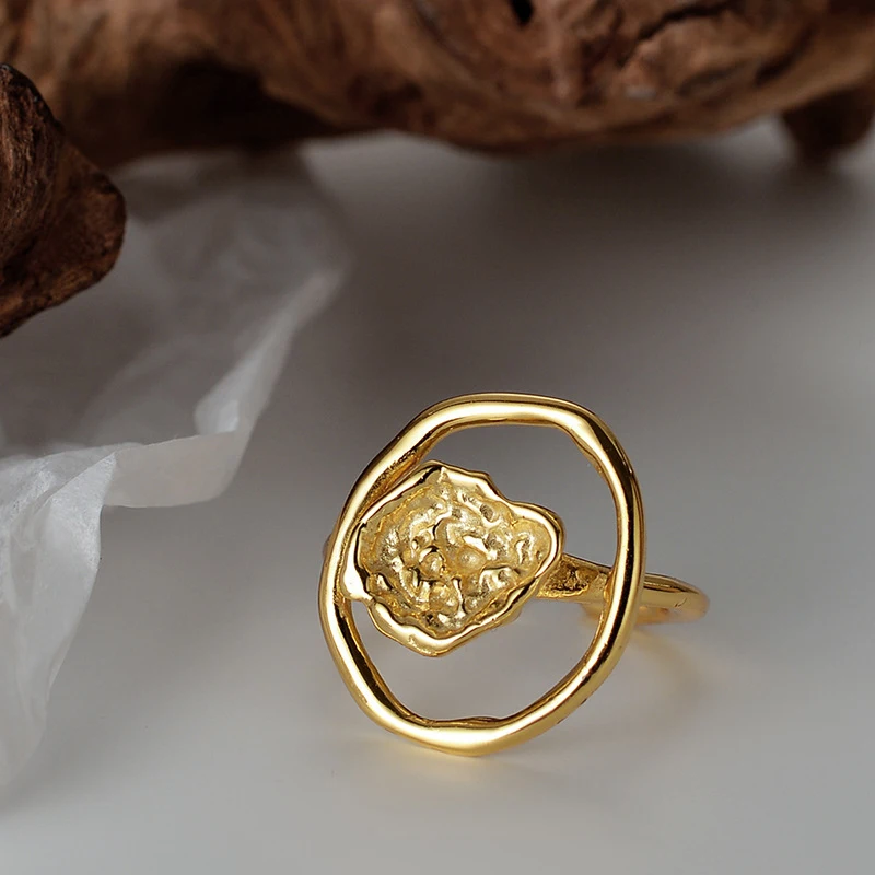 Anel feminino em prata 925 esterlina com círculo oco irregular convexo, abertura para o dedo indicador. Design moderno e elegante, perfeito.