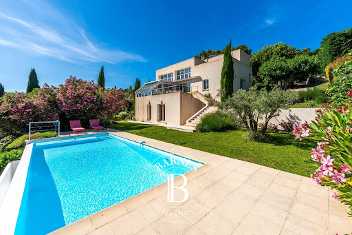 House with pool and garden 4