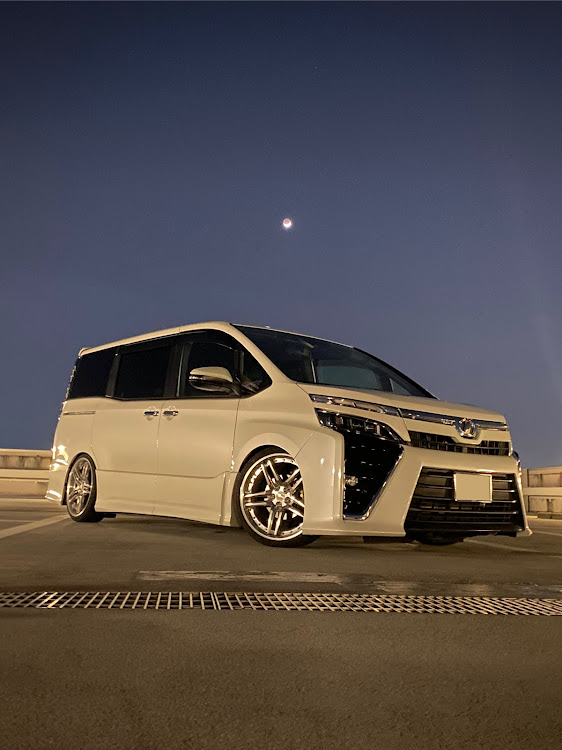 ヴォクシーのZRR80W・workwheels・テイン車高調・花粉症はつらいよに関するカスタム事例の投稿画像1枚目