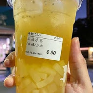 河堤上的貓飲品