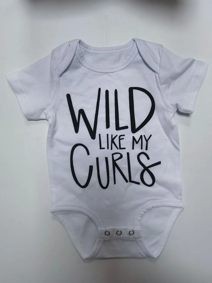 Entzückende Buchstaben-Kleidung für Babys Personalisierte und süße Babykleidung für unvergessliche Momente. Niedliche Outfits für kleine Entdecker.