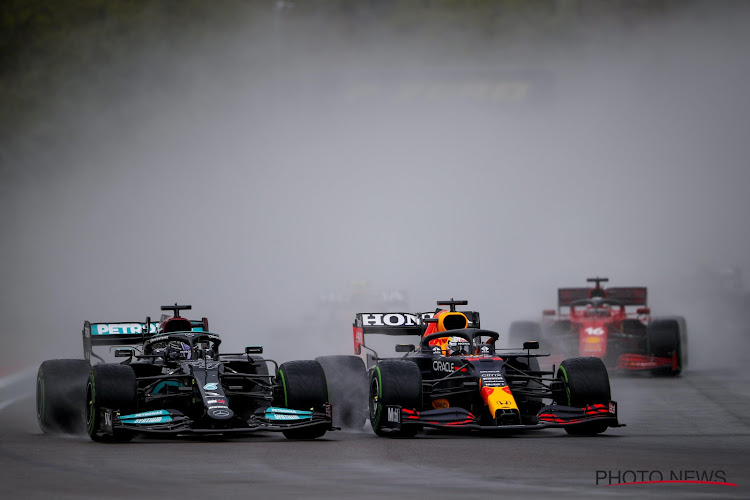 Verstappen domineert na knap manoeuvre bij start tumultueuze race, Hamilton sleept nog net 2de plek uit de brand