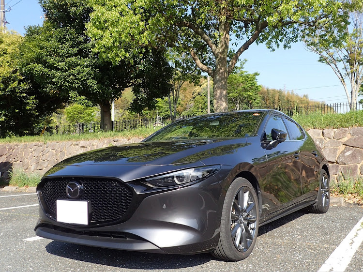 MAZDA3のヌルテカボディ選手権・マツダ3ファストバック・ﾏｼｰﾝｸﾞﾚｰﾌﾟﾚﾐｱﾑﾒﾀﾘｯｸ・シフトレバー交換・いつもいいねありがとうございます😊に関するカスタム事例の投稿画像1枚目