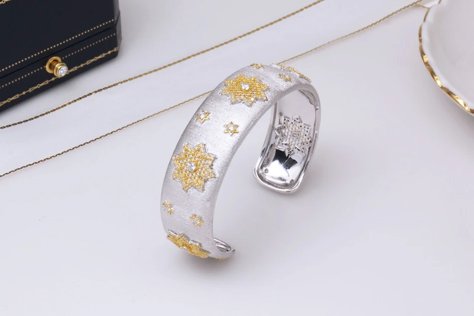Bracelet flocon de neige divisé plaqué or argent 925. Élégance hivernale, bijou délicat et raffiné, parfait pour un cadeau spécial et durable.