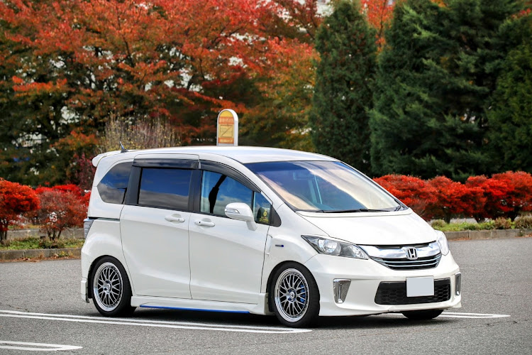 フリードの11月も宜しくお願いします・フリードハイブリット・ドライブ・温泉はいいぞぉに関するカスタム事例の投稿画像2枚目