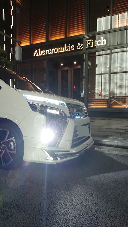 ヴォクシーのもっと弄りたいな・オフ会・コラボ募集中・夜撮影楽しい🤣・ヴォクシー80後期に関するカスタム事例の投稿画像4枚目