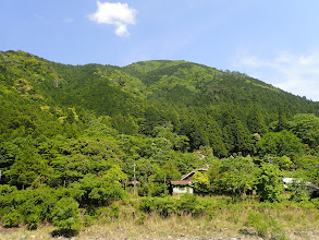 朝登った尾根を見上げる