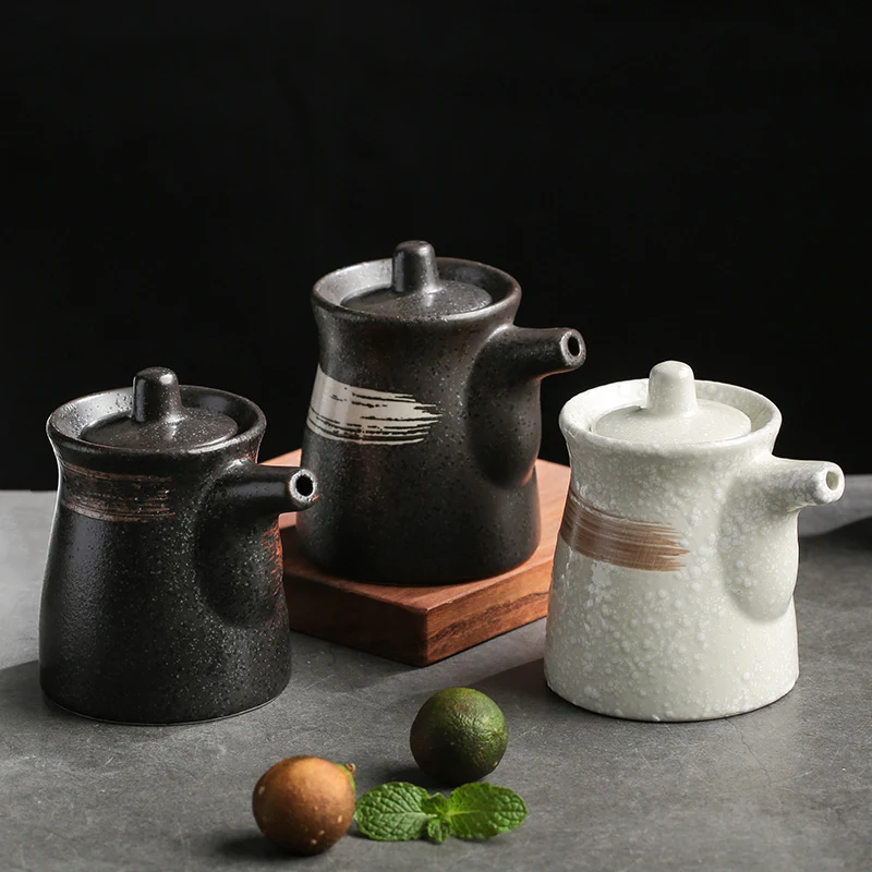 Japanse keramische olie- en kruidenpot met onderglazuur, stijlvol voor het kruiden en serveren. Perfect voor in uw keuken.