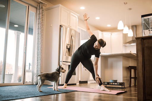 Een vrouw die yoga doet