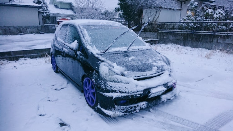 フィットの夏タイヤ・雪が積もった・明日、溶けるかな・100投稿に関するカスタム事例の投稿画像1枚目