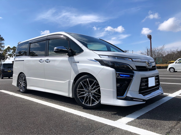 ヴォクシーのクレンツェウィーバル100EVO・RSRダウンサス・YOKOHAMAブルーアース・インチアップに関するカスタム事例の投稿画像1枚目