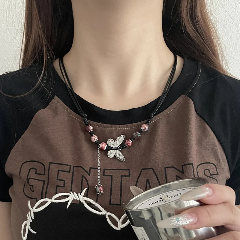 Collier rétro chinois avec perles papillon, un accessoire unique. Rehaussez votre style avec une touche vintage et sophistiquée grâce à ce bijou élégant.