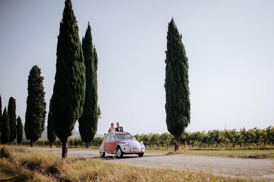 Wedding photographer Roberto Frignani (gli-imbucati). Photo of 19 October 2023