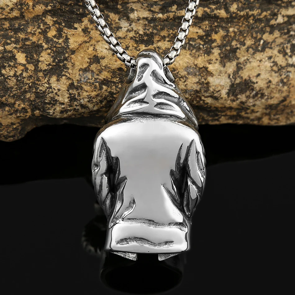 Collier pendentif cape d'assassin style sombre en acier inoxydable, ornement. Parfait pour un look mystérieux et audacieux. Un accessoire unique et stylé.