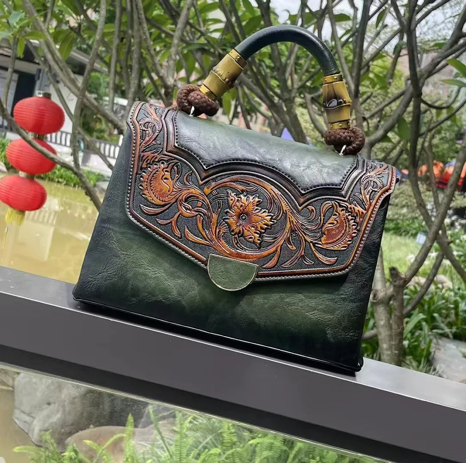 Retro torba na rame za žene sa trodimenzionalnim reljefom, moderna. Elegantna i praktična torba za svakodnevne kombinacije.