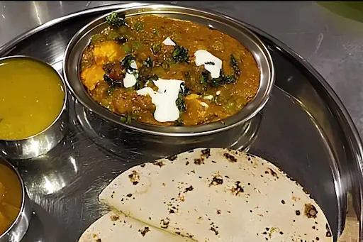 Sev Tamato Ki Sabzi With Butter Roti And Salad