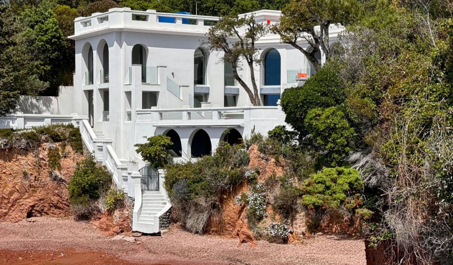 House with pool and terrace Saint-Raphaël