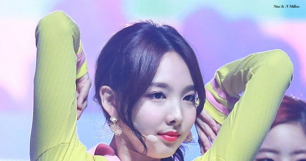 Nayeon S Wardrobe Malfunction Unintentionally Shows Off Her Sexy Toned Body Koreaboo