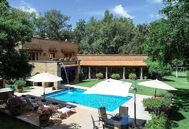 Corps de ferme avec jardin et piscine 4