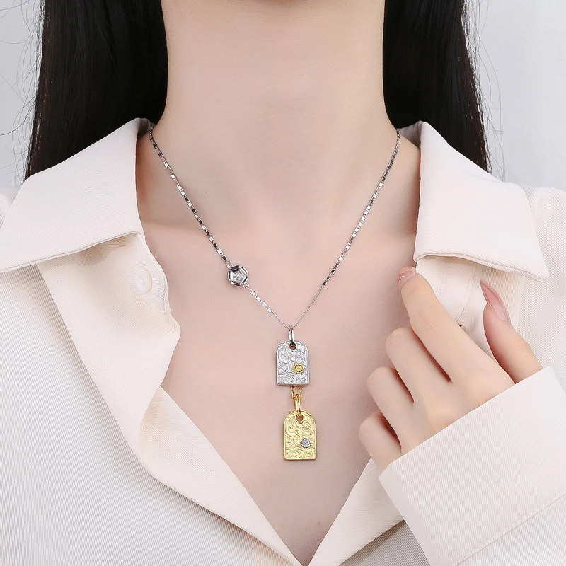 Colar feminino quadrado Tang Cao Hua em prata esterlina S925, estilo moderno e cool, com contraste de cores em prata, elegante.