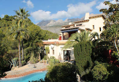 Villa avec piscine et terrasse 2